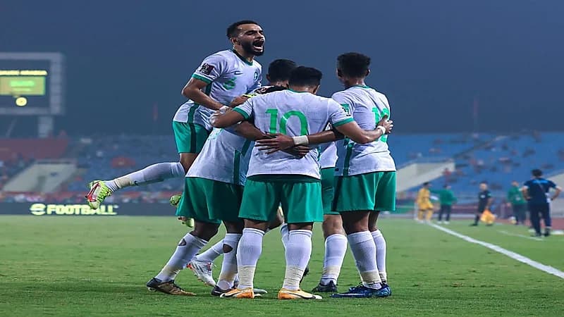 محلل تحكيمي يكشف عن خطأ مؤثر ارتكبه الحكم "حطاب" خلال مباراة المنتخب وفيتنام