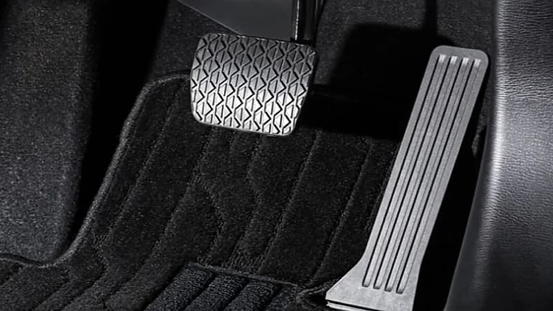 لماذا ترتفع دواسة المكابح عن دواسة الوقود في السيارة؟