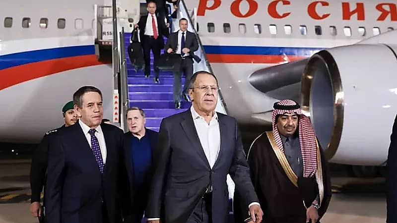 وصول الوفد الروسي إلى مقر انعقاد المحادثات مع الوفد الأمريكي في الرياض .. فيديو