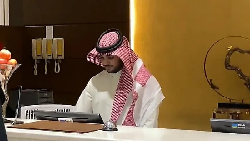 مواطن يفقد لغته العربية بعد ابتعاثه مع والدته .. ويستعيدها بالعمل بفندق