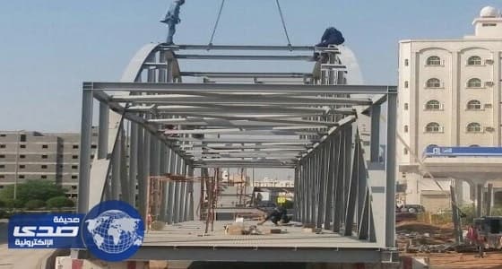 بالصور.. أمانة تبوك تعلن استكمال تجميع 3 جسور للمشاة