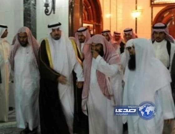 بالصور.. مشعل بن عبدالله يقدم العزاء في وفاة والد الشيخ السديس