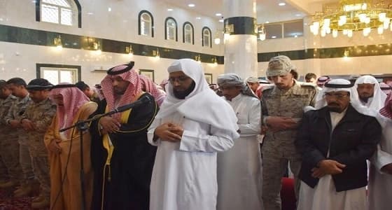 وكيل إمارة جازان المساعد يؤدي صلاة الميت على شهيد الواجب الفيفي