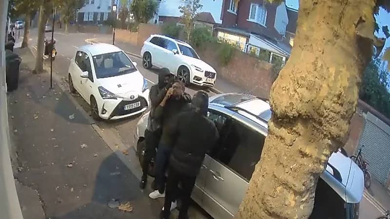 بالفيديو.. استمرار انتشار عصابات سرقة الساعات بلندن في وضح النهار