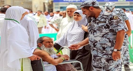 بالصور.. رجال أمن الحرم يقدمون جهودا كبيرة لخدمة الزوار أول أيام رمضان