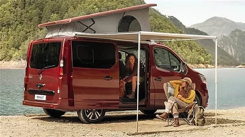 رينو تدفع بـ شاحنتين أشبه بالفندق المتنقل