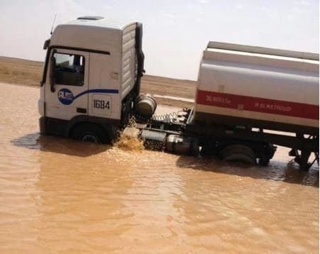 أمطار غزيرة تعطل حركة المرور على طريق "العسافية - تيماء"