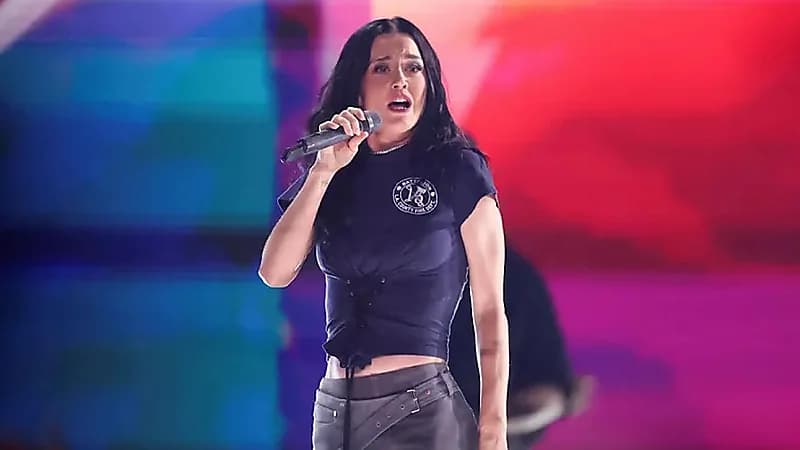 مغنية أمريكية شهيرة تقوم برحلة سياحية إلى الفضاء