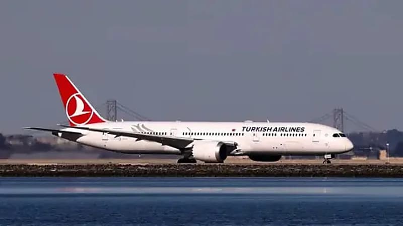 غموض يلف وفاة راكب على متن طائرة تركية واختفاء جثته يثير التساؤلات