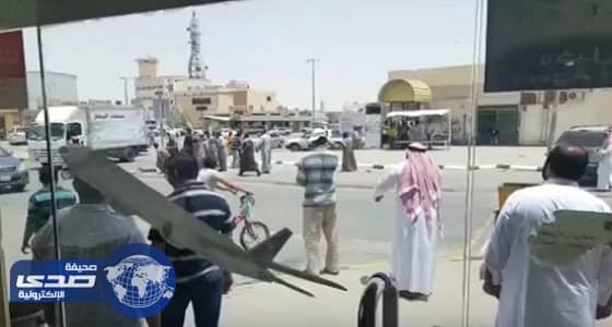 بالفيديو.. مشاجرة عنيفة بين «عمالة مصرية» في القصيم