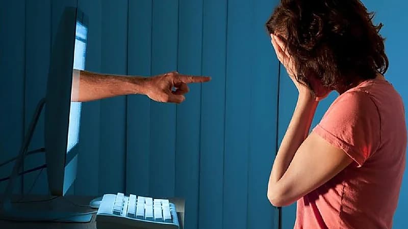 طبيب يبتز طليقته بمحتوى جنـسـي