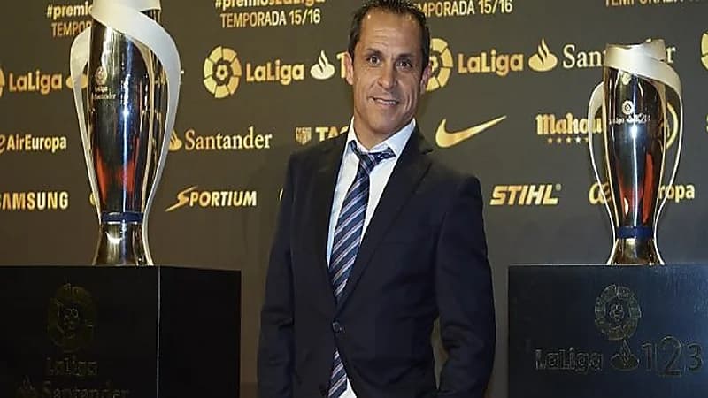 برشلونة يكشف رسميًا عن مدربه الجديد