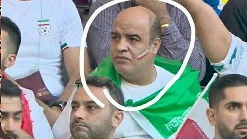 عميل "الملالي" يتخبى وسط الجماهير الإيرانية في قطر