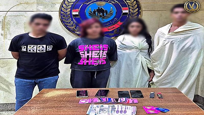 ضَبْطُ شابٍّ وفَتاتَيْنِ يُمارِسانِ الرَّذيلَةَ في وَضْعٍ مُخِلٍّ بالقاهرة.. فيديو