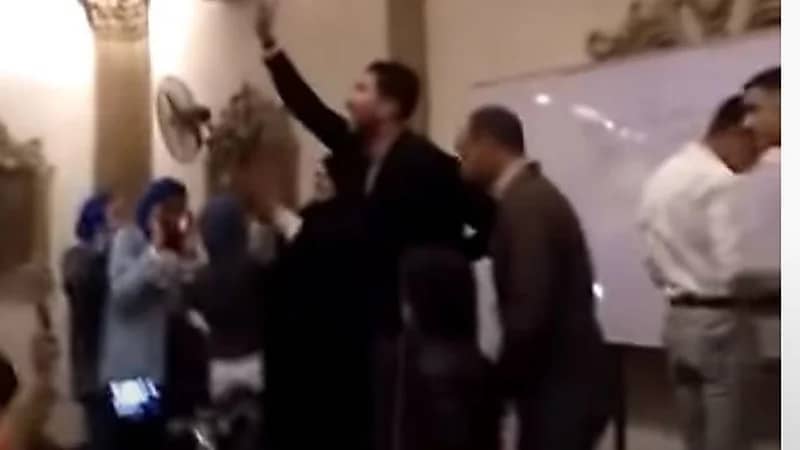 شاهد.. رقص طالبات مع شاب في قاعة أفراح يشعل الغضب