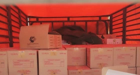 بالصور.. ضبط سيارة لنقل مواد تجميلية بطريقة غير سليمة بالمذنب