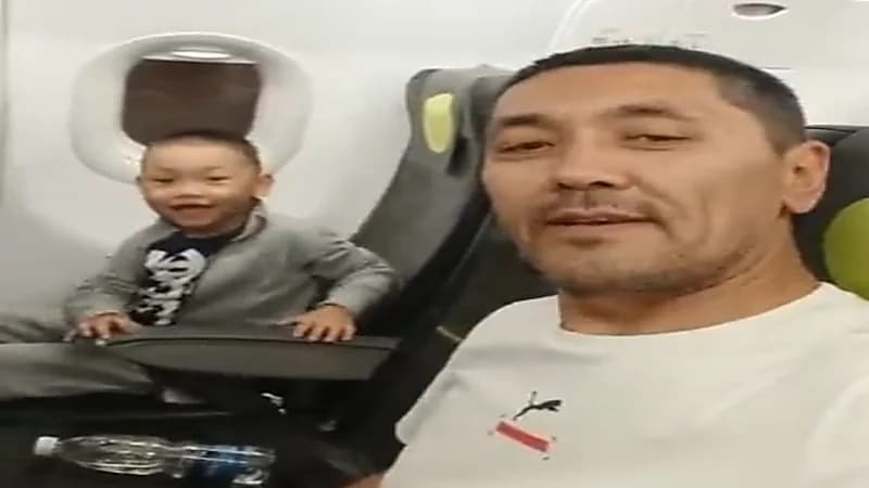 شاهد.. راكب يوثق سفره إلى روسيا وحيداً في الطائرة