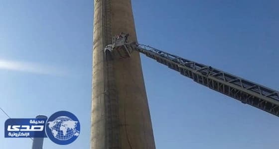 بالصور.. مدير عام يحاول الانتحار من فوق مدخنة لخصم يومين