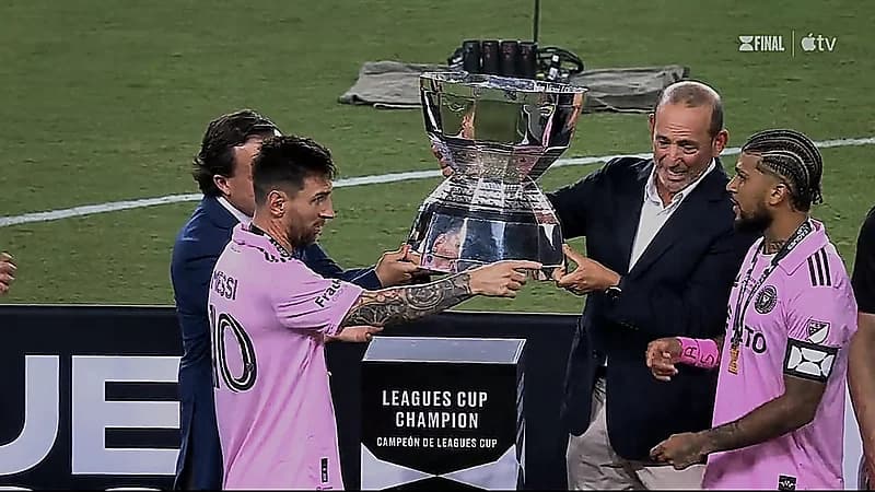 ميسي يشارك فريقه الاحتفال ويرفض استلام الكأس وحده .. فيديو
