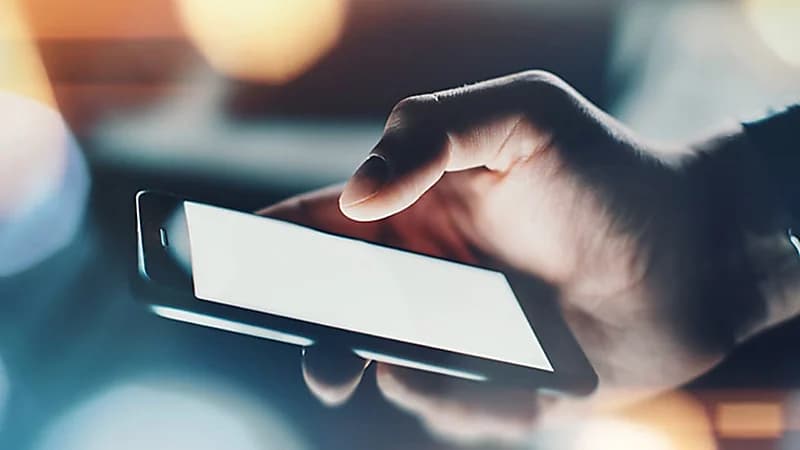 دولة عربية تُقر عقوبة بشأن حيازة المواد الإباحية على الهواتف