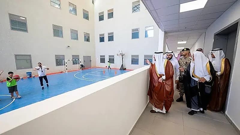 عفوية أمير القصيم مع طالب دعاه لمتابعة مهاراته بكرة السلة.. فيديو