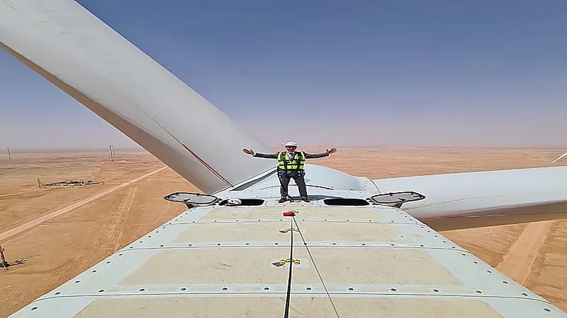 السفير الفرنسي يلتقط صورة خاصة فوق «عنفة رياح» بدومة الجندل