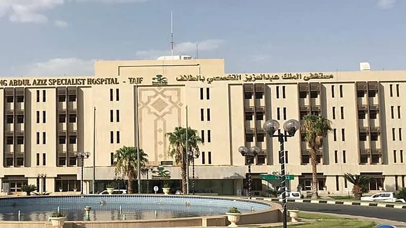 فريق طبي بالطائف ينجح في استئصال ورم من يد مقيم