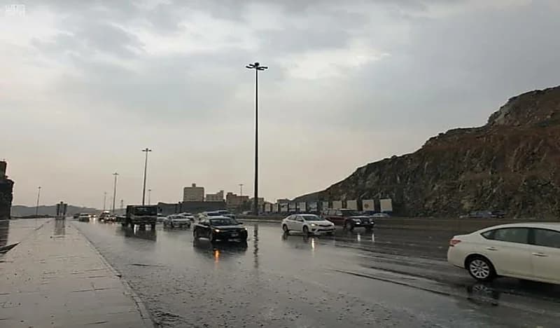 الأرصاد: سحب رعدية ممطرة مصحوبة برياح نشطة على عدة مناطق بمكة