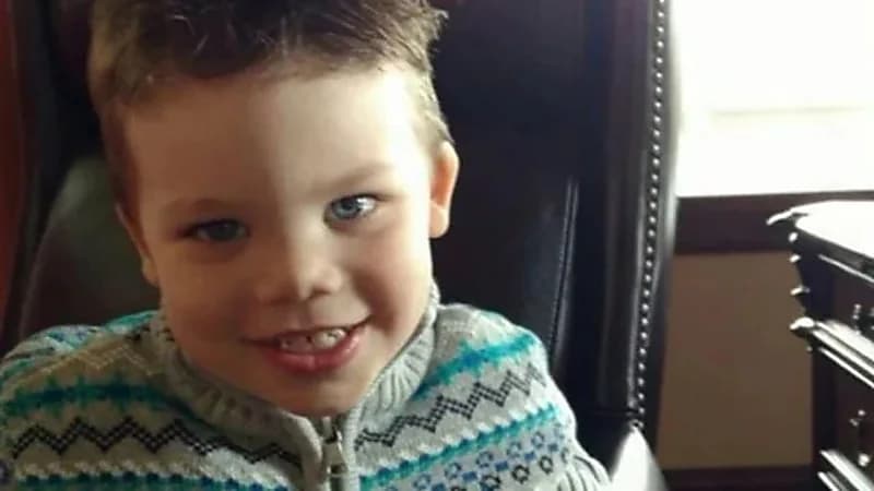 نهاية مأساوية لطفل سحبه تمساح إلى الماء