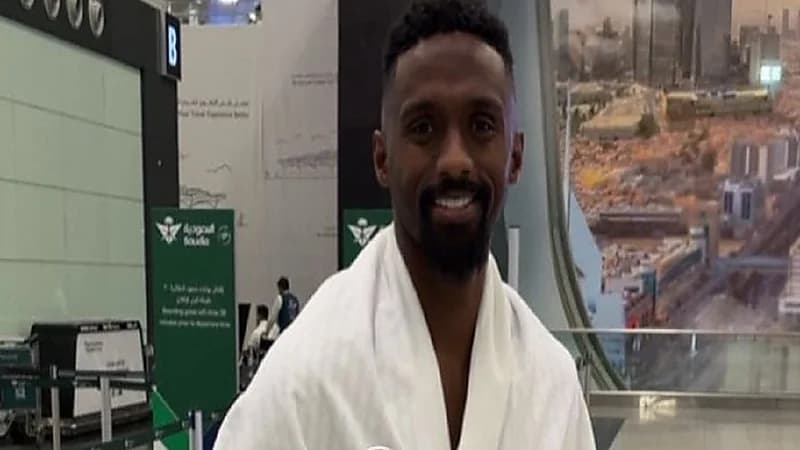 خليفة الدوسري يؤدي مناسك العمرة