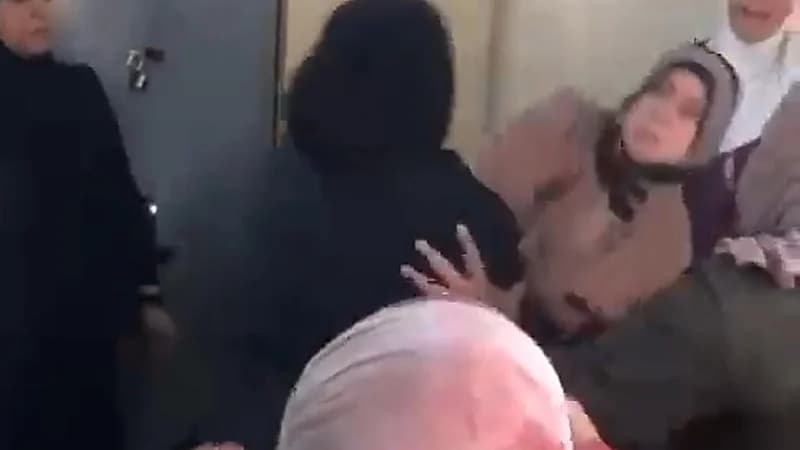 بالفيديو.. اعتداء سيدات على كادر تدريسي في مدرسة عراقية