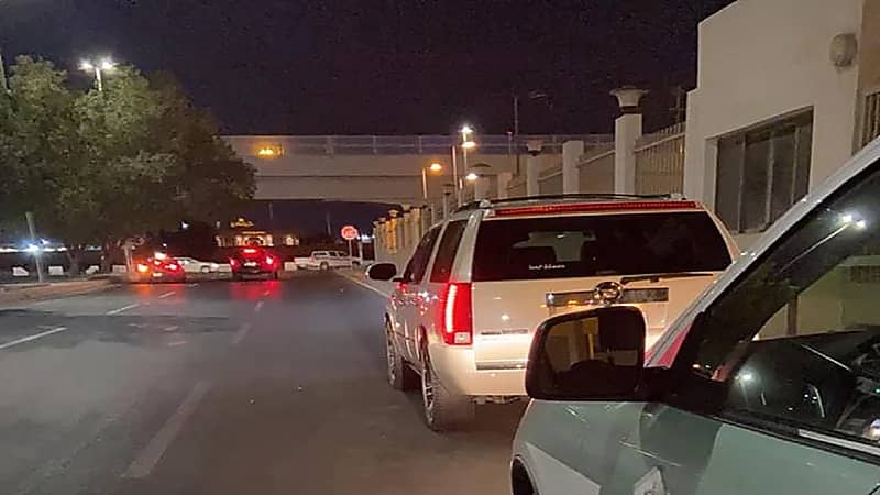 ضبط قائد المركبة تصرف بطريقة غريبة أمام إحدى إشارات المرور