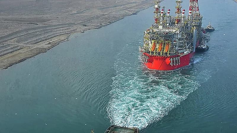 وفاة أحد أفراد طاقم القاطرة الغارقة في قناة السويس