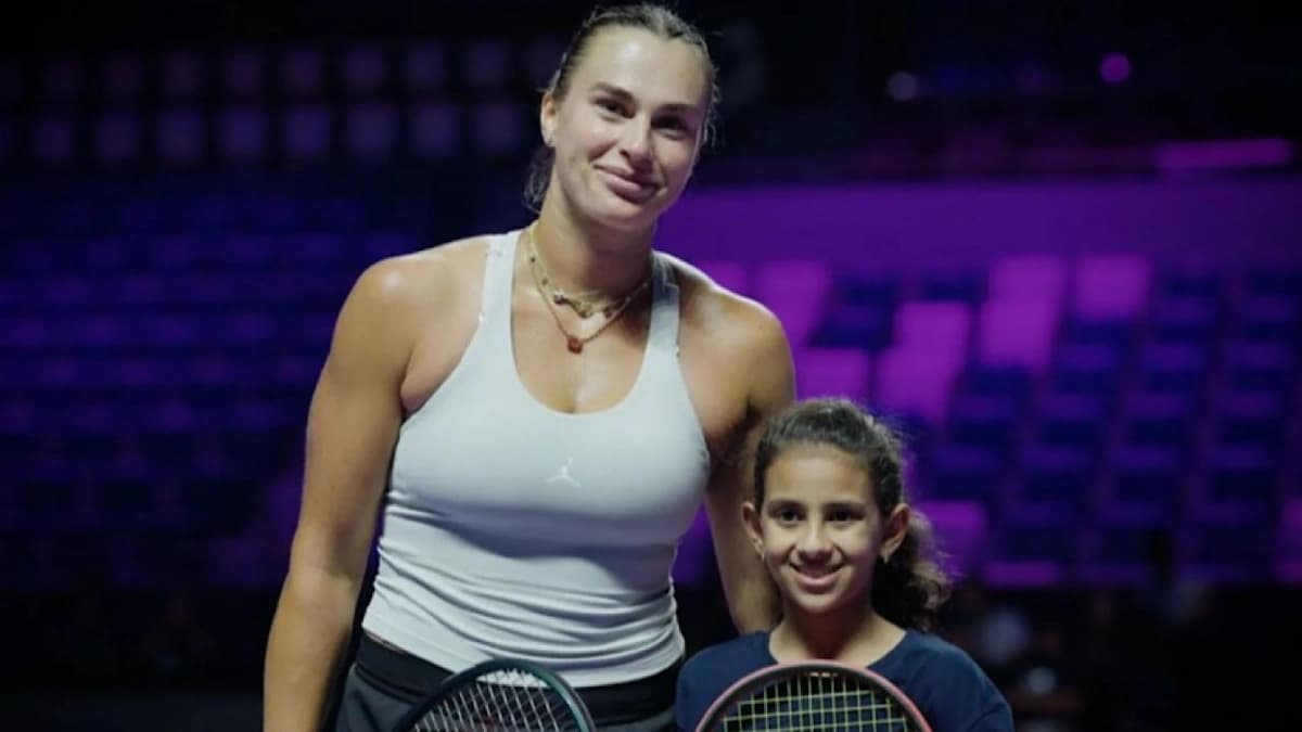 لاعبة سعودية تخطف الأنظار قبل البطولة الختامية للتنس وتثير إعجاب المصنفة أولى عالميًا..فيديو