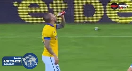 بالفيديو.. تصرف غريب من مدافع بلغاري أثناء المباراة
