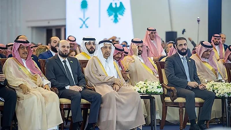 وزير الاستثمار يعلن عن استثمارات مشتركة مع سوريا خلال وجوده في قصر الشعب ..فيديو