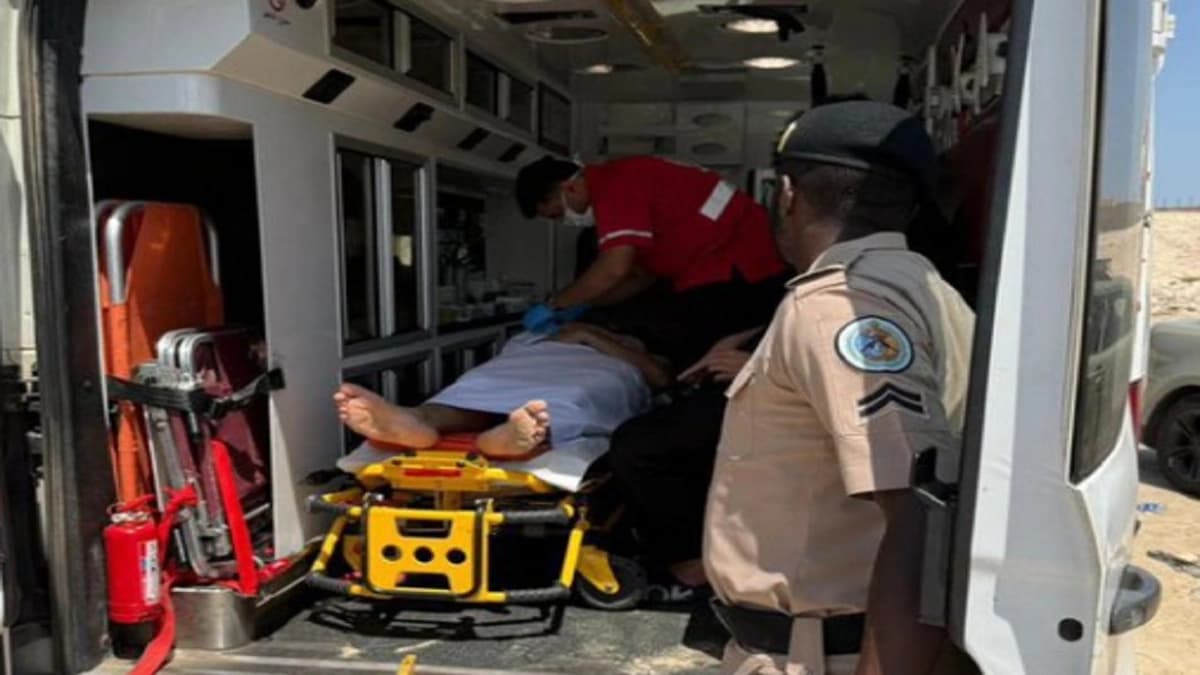 حرس الحدود يساعد مواطن تعرض لوعكة صحية في عرض البحر