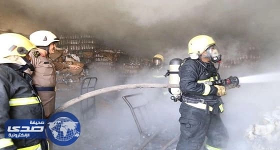 الدفاع المدنى يخمد حريقاً بمستودع مواد تموينية بمكة