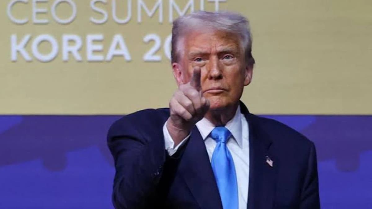 ترامب يمازح الصحفيين بالطائرة الرئاسية: سيكون مظهرنا اليوم سيئ على التلفاز.. فيديو