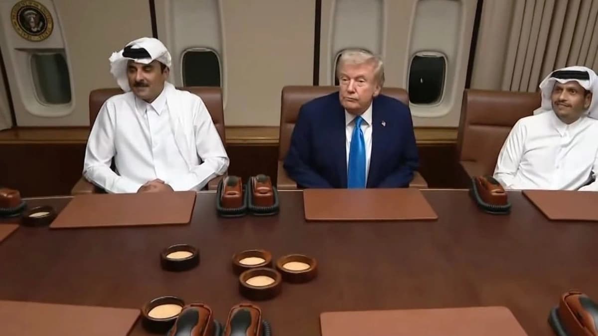 أمير قطر يجتمع بترامب على الطائرة الرئاسية:كان لابد أن أرحب بك في الدوحة .. فيديو