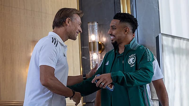 سالم الدوسري يلتحق بزملائه في معسكر الأخضر