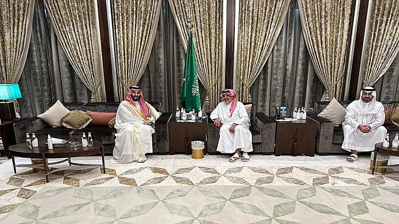 ولي العهد يعزي الأمير متعب بن عبدالله في وفاة والدته