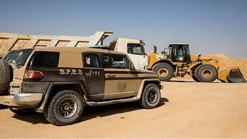 ضبط 5 مخالفين لنظام البيئة لنقلهم الرمال دون ترخيص في الرياض