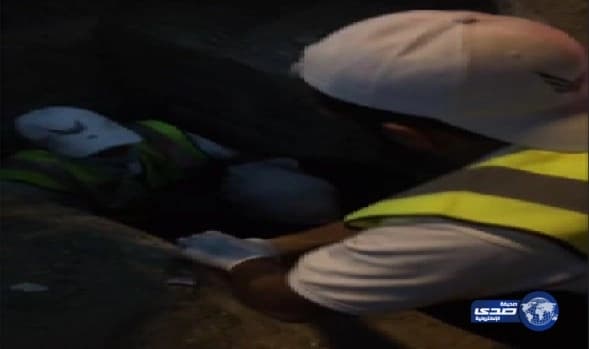 بالفيديو .."غوث" ينقذ حاجة مسنة من حفرة صرف صحي في وقت قياسي