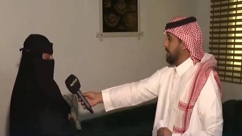 شاهد.. امرأة تذرف بالدموع بعدما وفر مواطن احتياجات أسرتها عقب دخول زوجها السجن