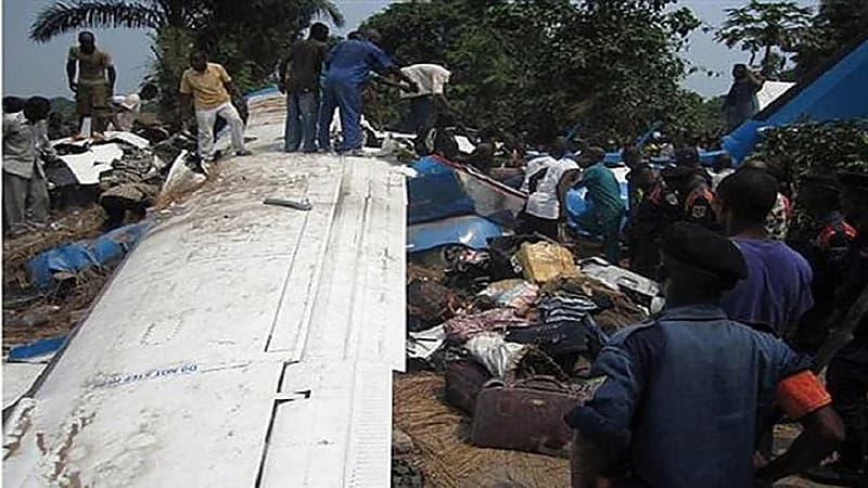 بالصور.. تمساح يتسبب في سقوط طائرة