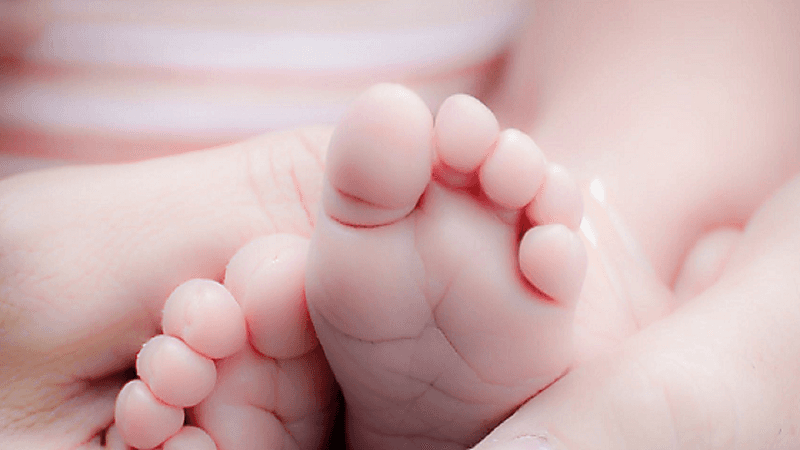 العثور على طفل حديث الولادة بسلة مهملات داخل طائرة