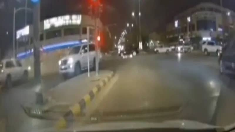 مركبة مسرعة تقطع إشارة مرور وتصدم أخرى وتتسبب في انحرافها عن طريقها "فيديو"