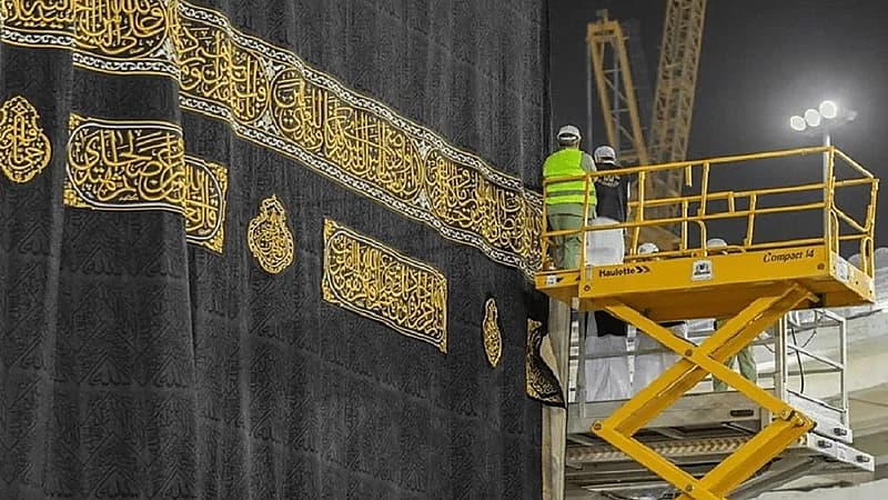 صناعة كسوة الكعبة من نسيج الحرير بين الماضي والحاضر