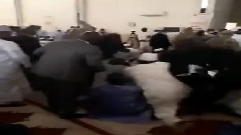 شاهد.. لحظة الهجوم على رئيس مالي المؤقت داخل مسجد أثناء صلاة العيد